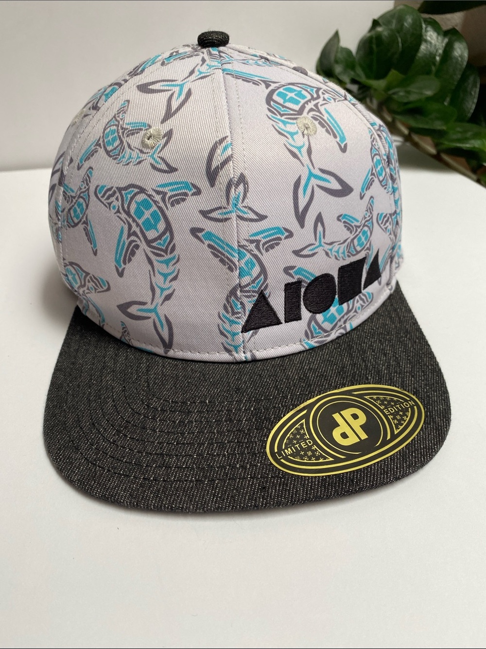 ALOHAS Light Gray Snapback Hat with Teal Turtle Print and Black Brim